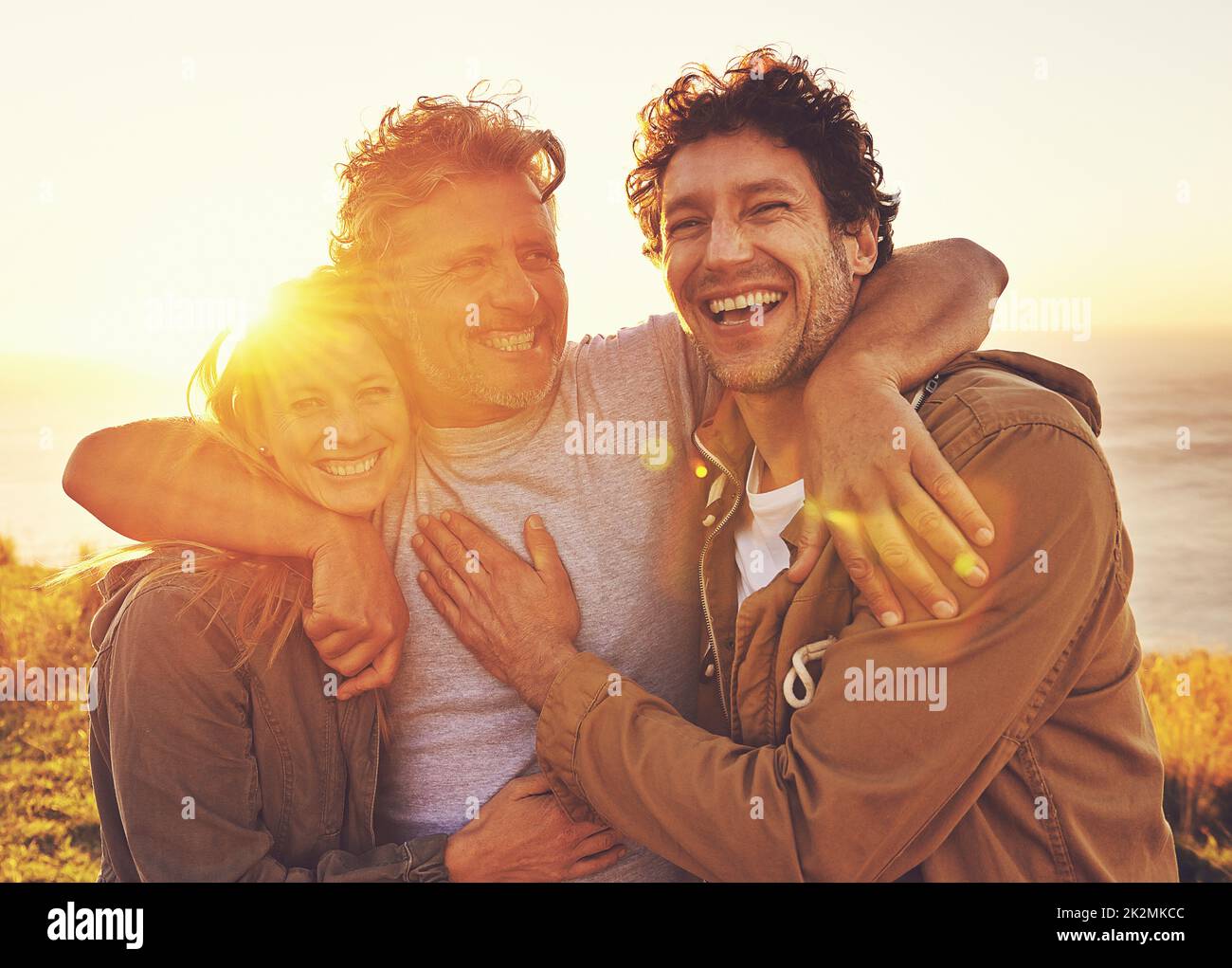 Freunde erheben die Seele. Porträt von drei Freunden, die bei Sonnenuntergang auf einem Hügel stehen. Stockfoto