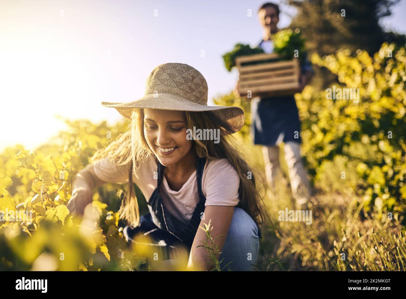 Die Zeit, die in der Landwirtschaft verbracht wird, ist gut verbrachte Zeit. Aufnahme eines jungen Mannes und einer jungen Frau, die auf einem Bauernhof zusammenarbeiten. Stockfoto