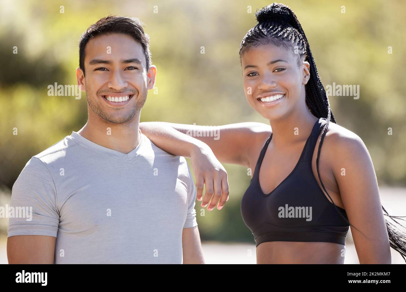 Fitness-Leute, interracial paar und trainieren für Cardio-Training, während sie glücklich, Energie und lehnte für Unterstützung und Rechenschaftspflicht. Hochformat Stockfoto