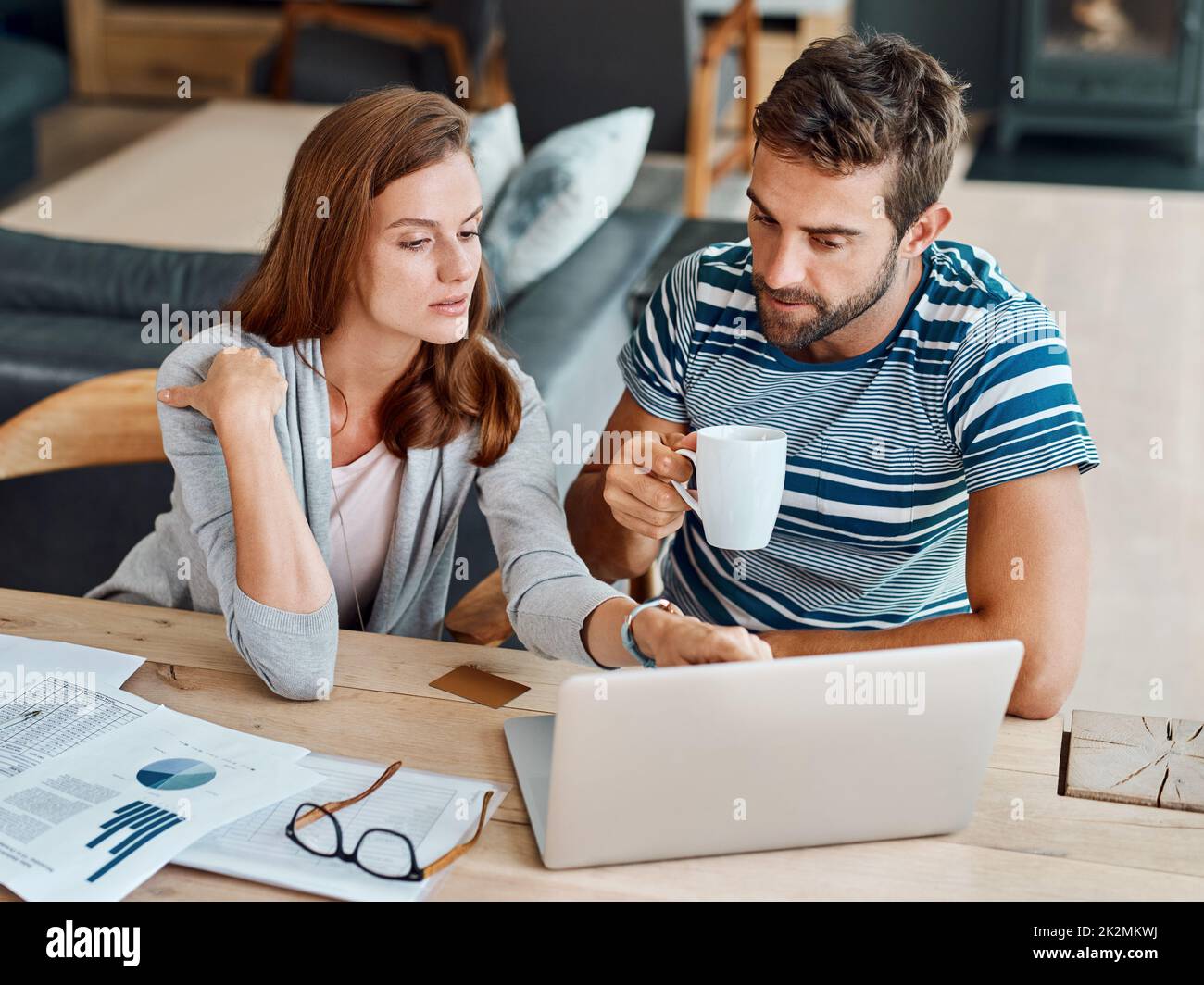 Wir versuchen immer, klug online zu verbringen. Aufnahme eines jungen Paares, das an seinem Haushaltsbudget arbeitet und Rechnungen online bezahlt. Stockfoto