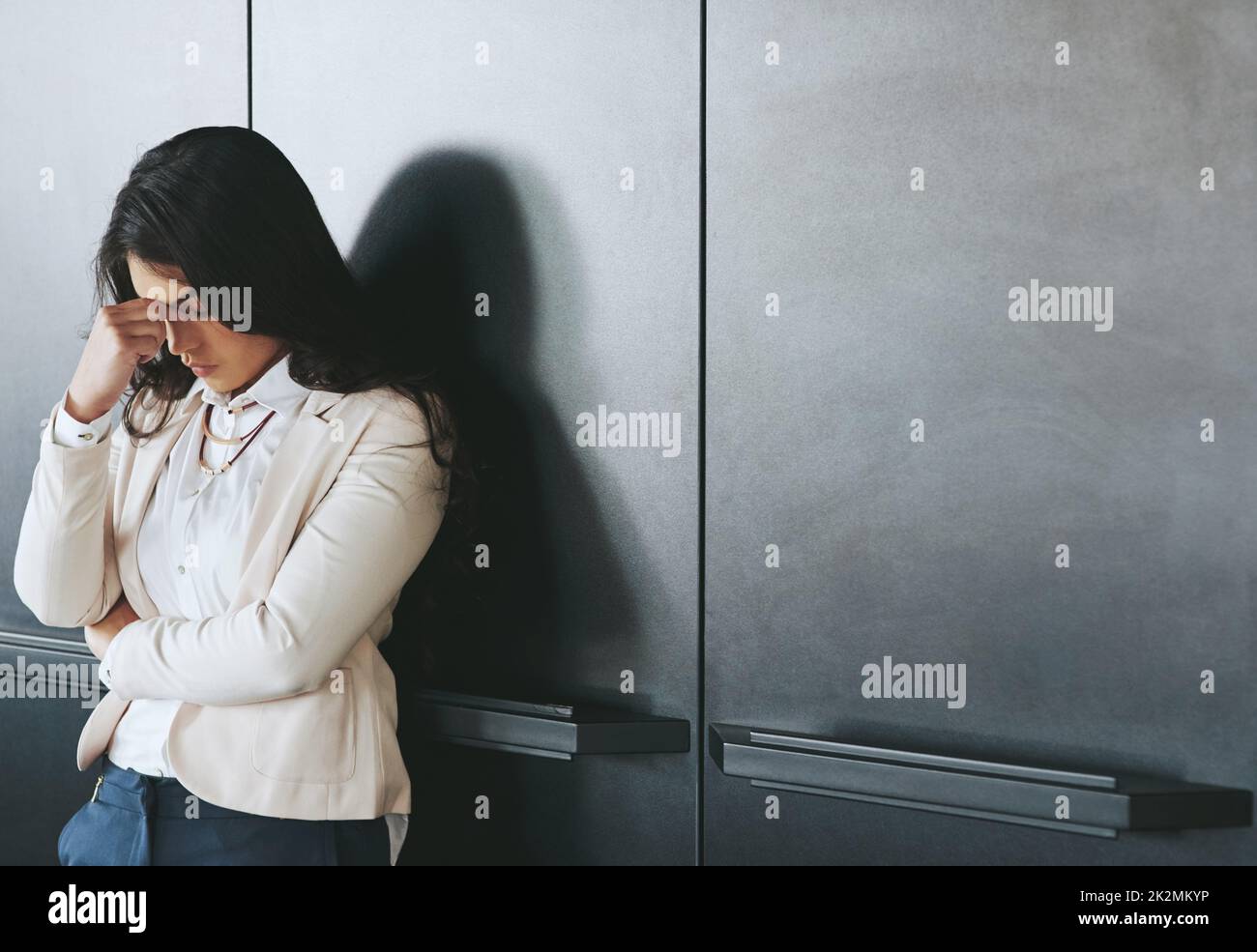 Ihre Karriere bröckelt. Aufnahme einer jungen Geschäftsfrau, die gestresst am Arbeitsplatz aussieht. Stockfoto