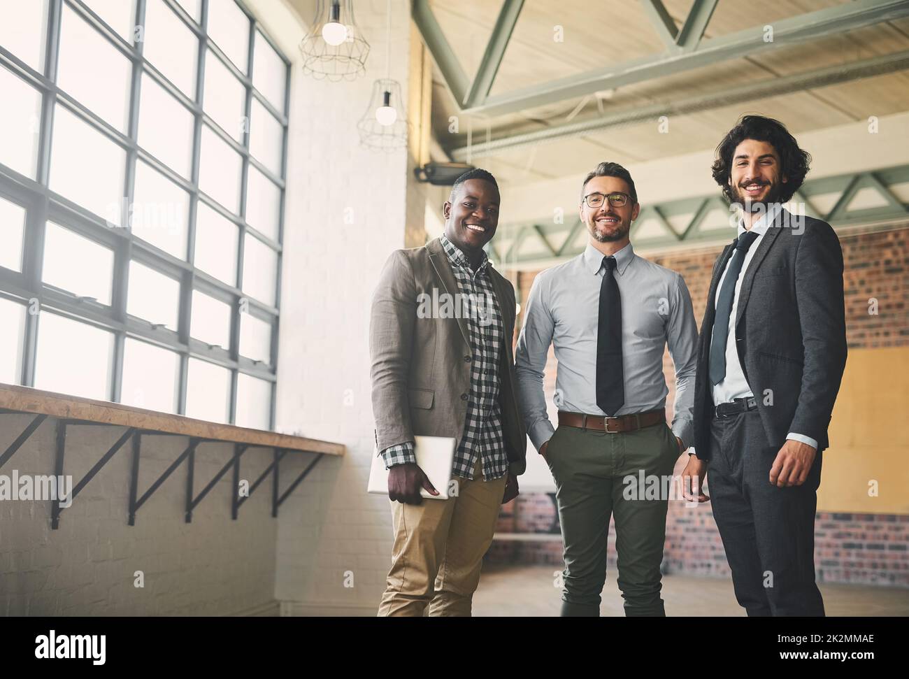 Die Geschäftswelt im Sturm erobert haben. Porträt von drei professionellen Geschäftsleuten, die in ihrem Büro posieren. Stockfoto