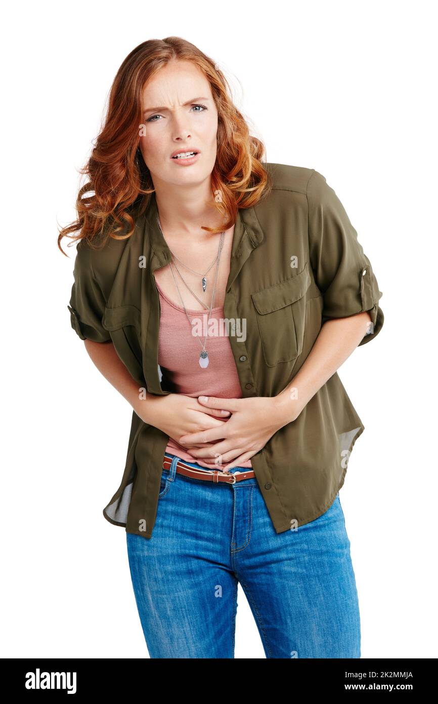 Es gibt nichts Schlimmeres als die Zeit des Monats. Studioaufnahme einer jungen Frau mit Bauchschmerzen vor weißem Hintergrund. Stockfoto