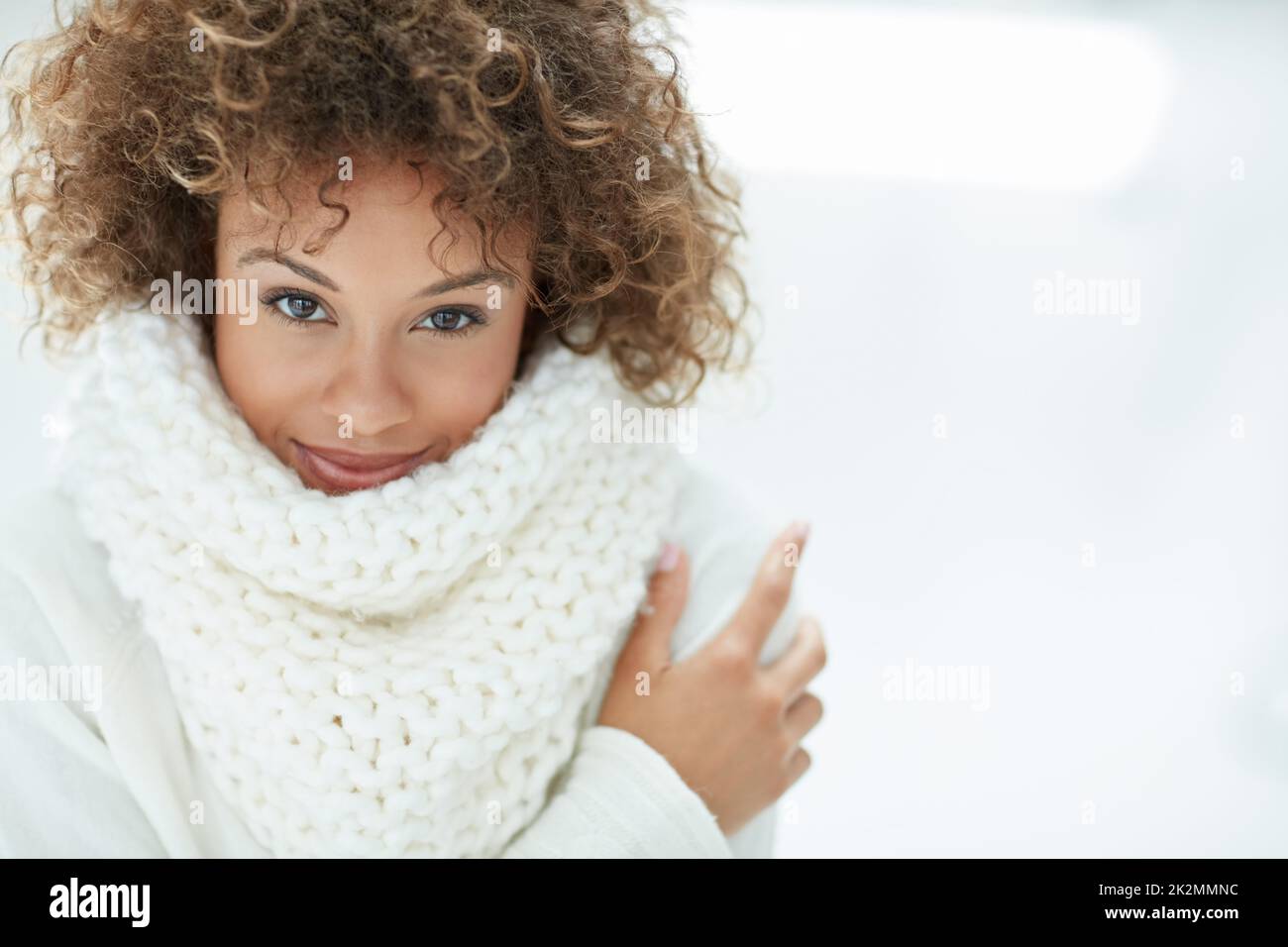 Bring on the brrr. Porträt einer attraktiven jungen Frau in Winterkleidung. Stockfoto