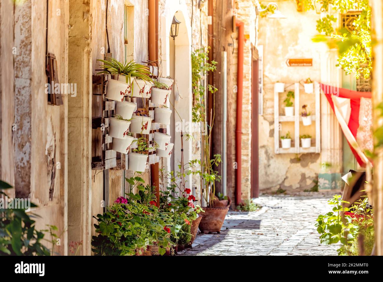 Gemütliche, enge Straße im Dorf Pano Lefkara. Larnaca District, Zypern Stockfoto