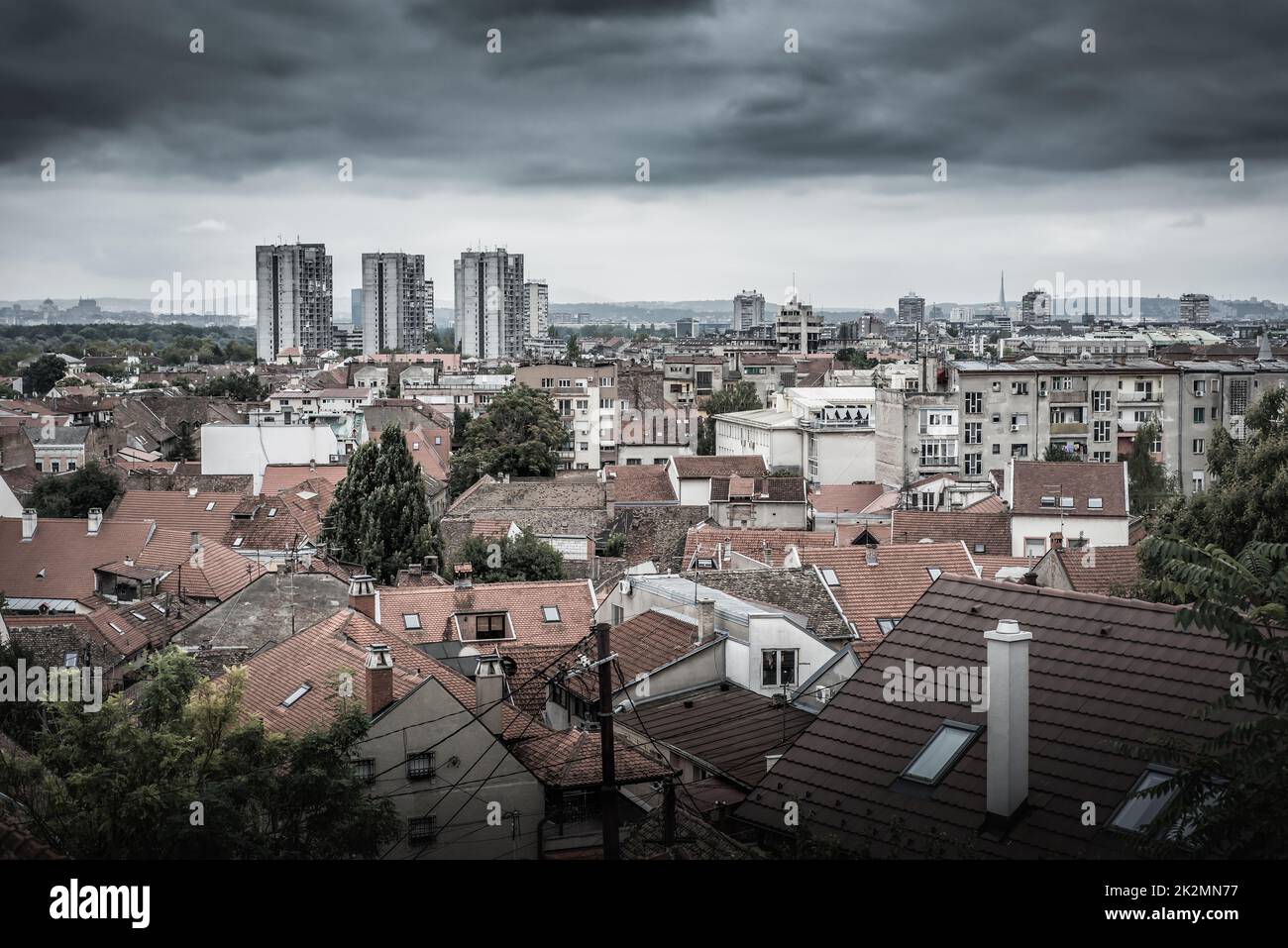 Blick auf das alte Zemun-Viertel mit modernen Gebäuden im Hintergrund. Belgrad, Serbien Stockfoto