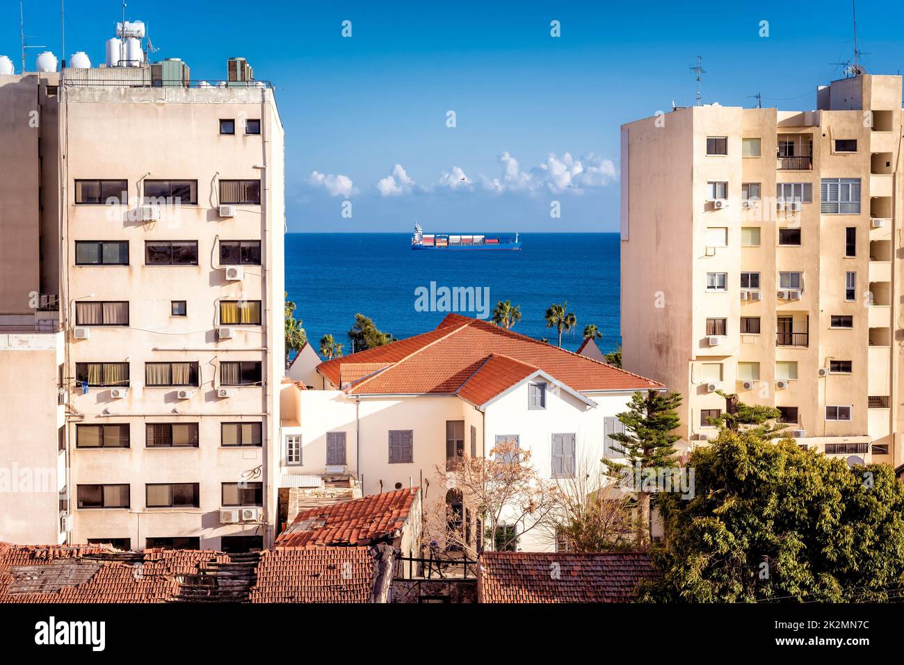 Das hellblaue Wasser des Mittelmeers durch Wohngebäude. Limassol, Zypern Stockfoto