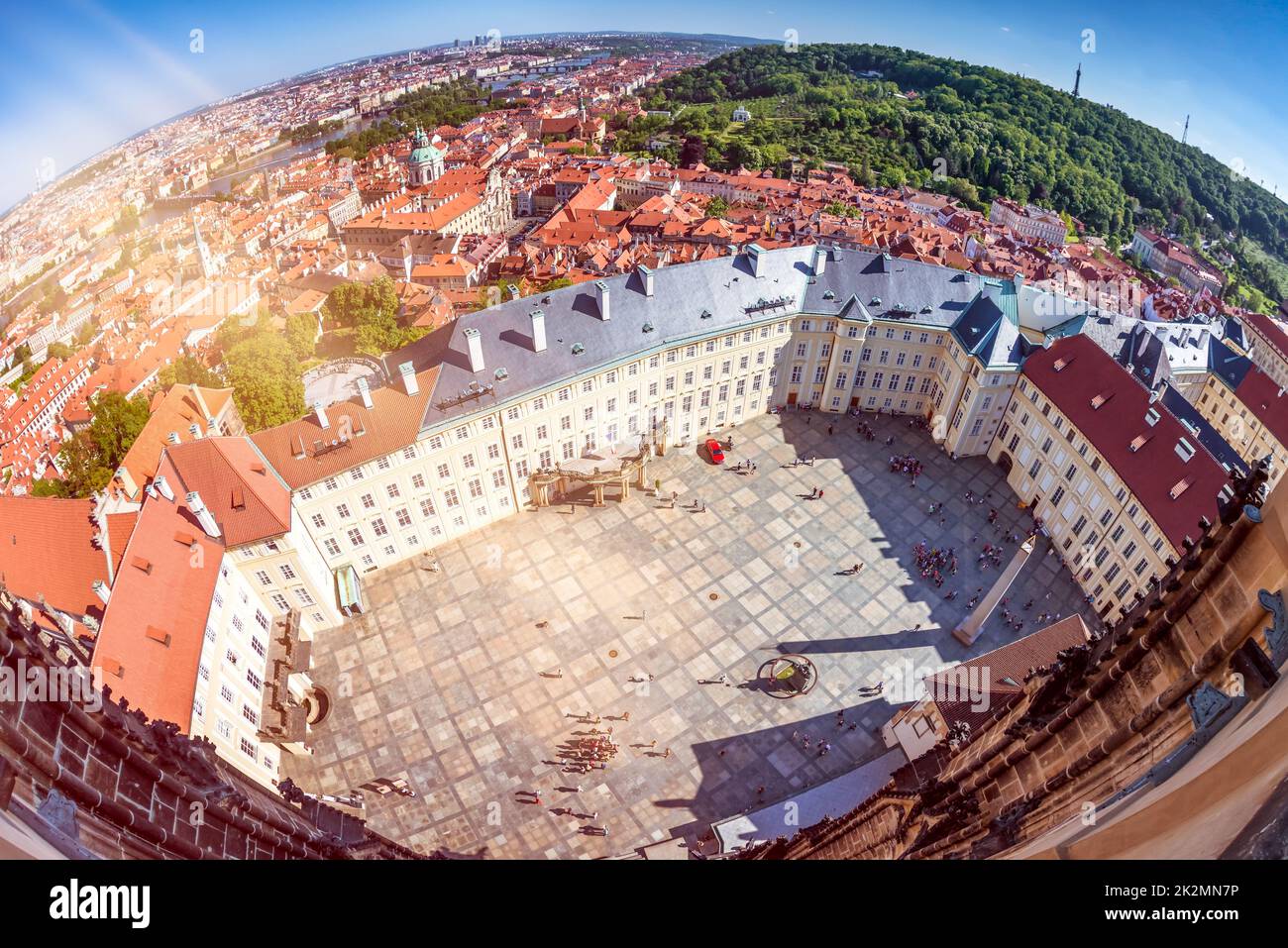 Innenhof der Prager Burg. Erhöhter Blick vom St. Vitus Dom. Pragure, Tschechische Republik Stockfoto