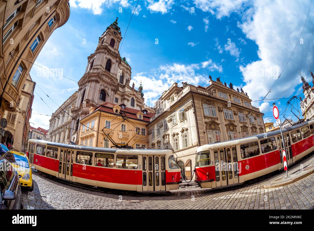 Atemberaubende barocke St.-Nikolaus-Kirche im Viertel Mala Strana. Prag, Tschechische Republik Stockfoto
