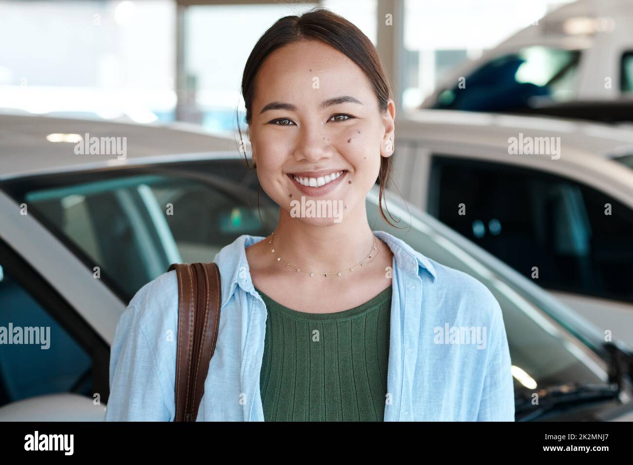 Dies ist mein erster Autokauf. Aufnahme einer jungen Frau, die kurz vor dem Kauf eines neuen Autos steht. Stockfoto