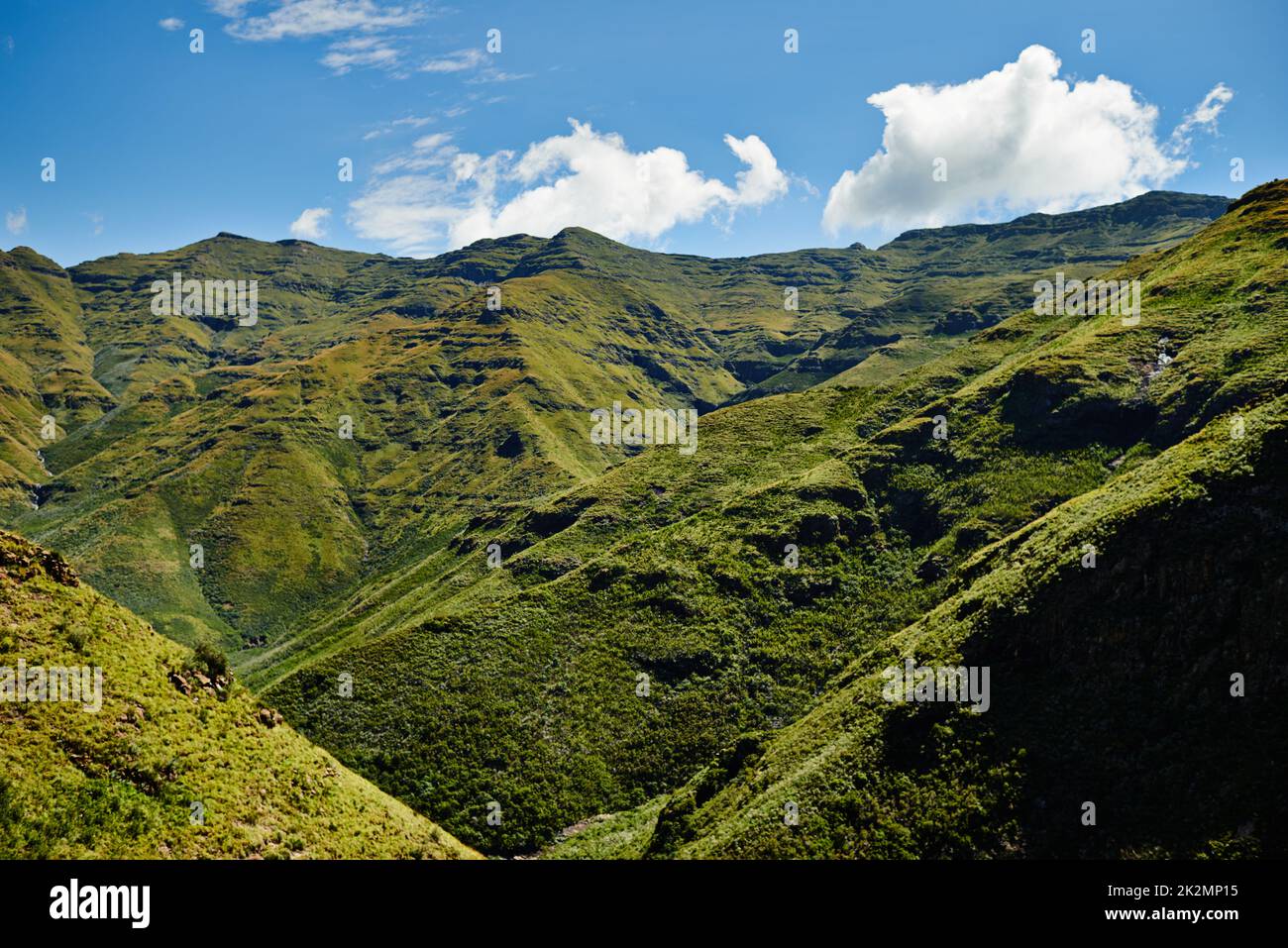 Lassen Sie sich von der majestätischen Schönheit der Natur demütigen Ein malerischer Blick über grüne Täler und Berge. Stockfoto