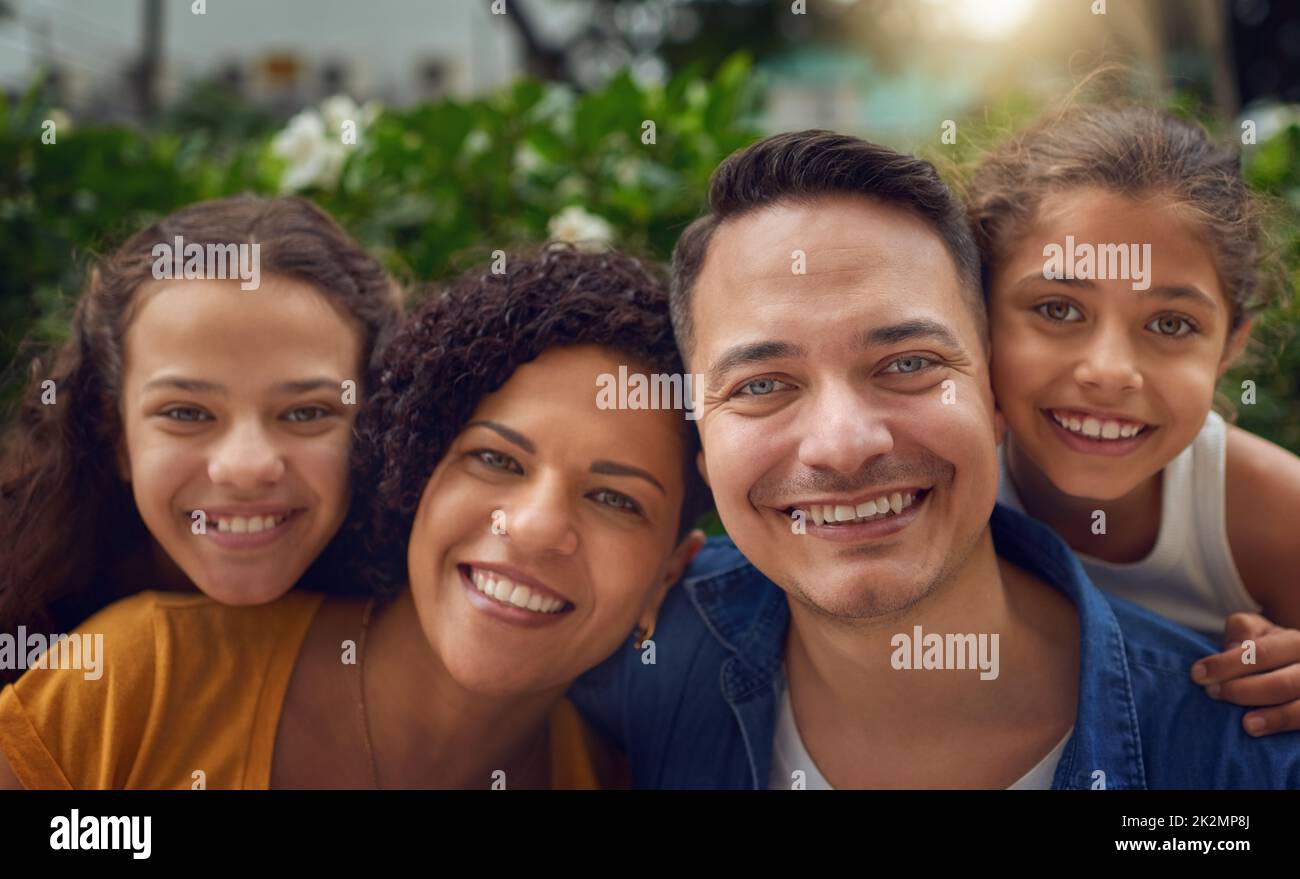 Familienzeit macht jedes Gesicht zu einem glücklichen Gesicht. Beschnittenes Porträt einer glücklichen Familie, die einige Zeit zusammen im Park verbringt. Stockfoto