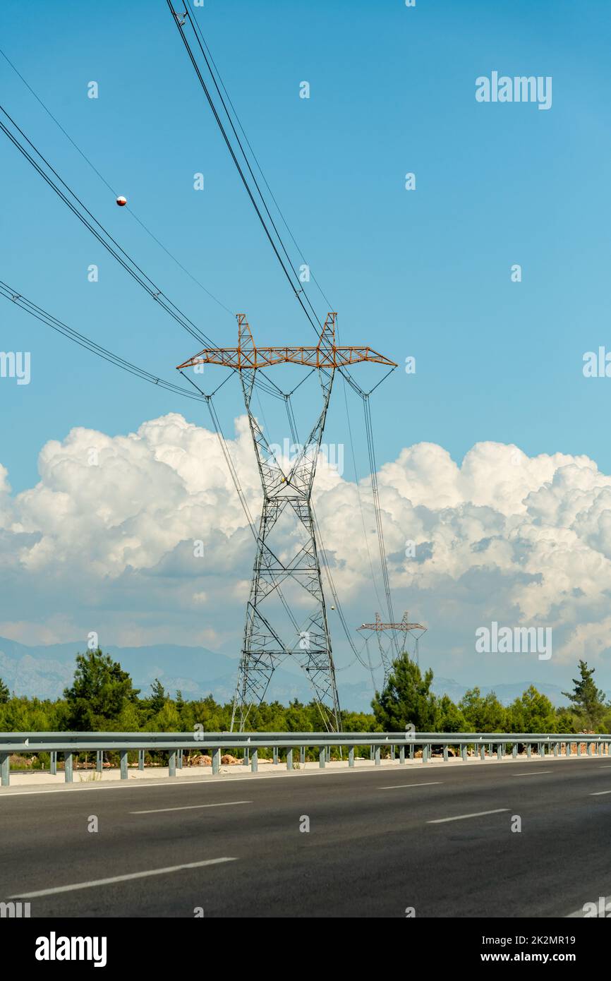 Elektrische Strommasten Hochspannungs-Strommasten entlang einer nationalen Autobahn Stockfoto