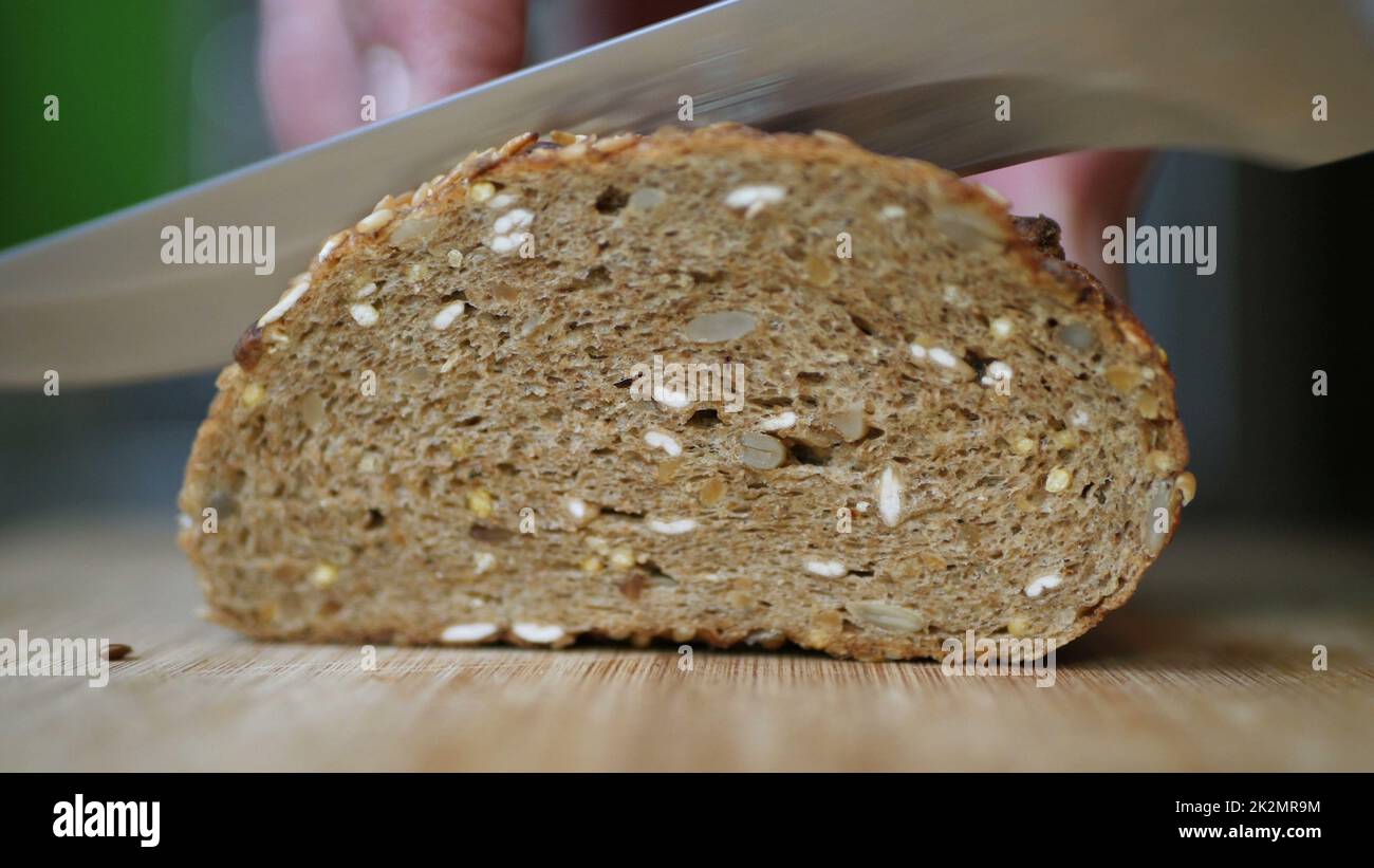 Vollkornbrot Auf Holztisch Schneiden. Stockfoto