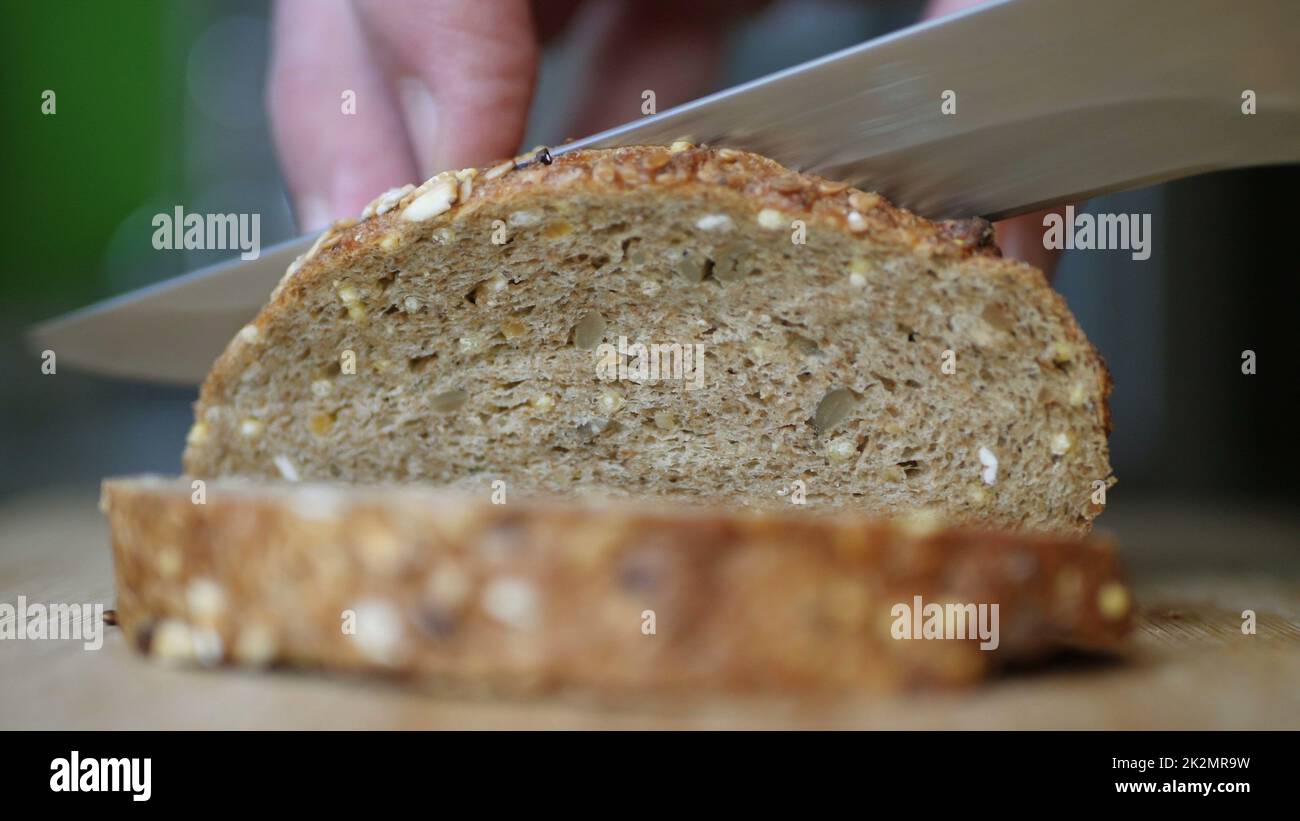Vollkornbrot Auf Holztisch Schneiden. Stockfoto