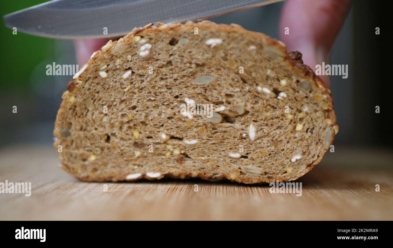 Vollkornbrot Auf Holztisch Schneiden. Stockfoto