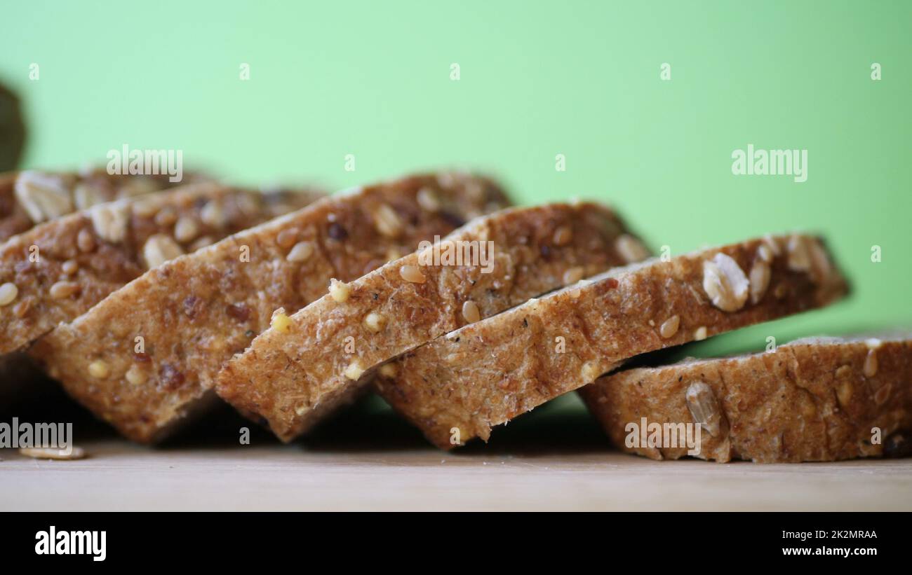 Vollkornbrot Auf Holztisch Schneiden. Stockfoto