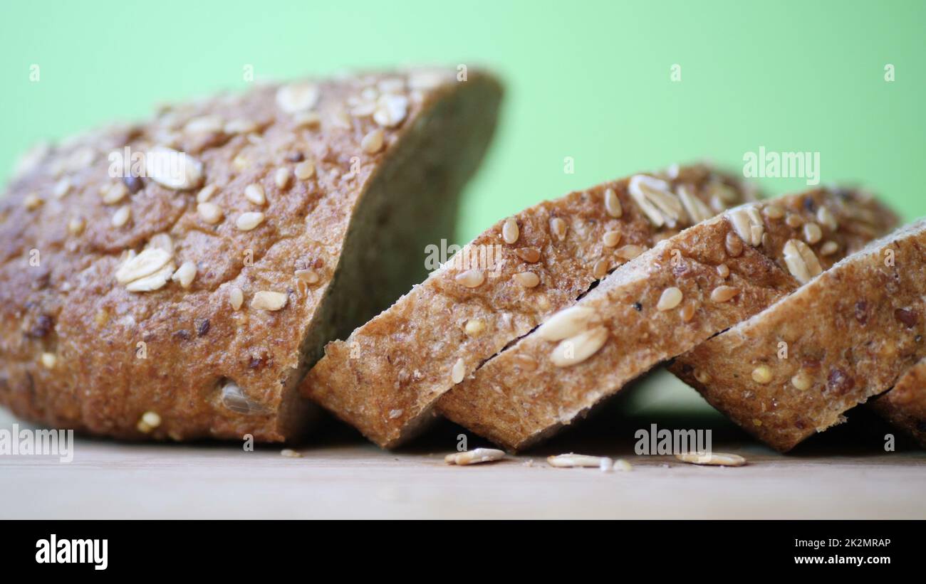 Vollkornbrot Auf Holztisch Schneiden. Stockfoto