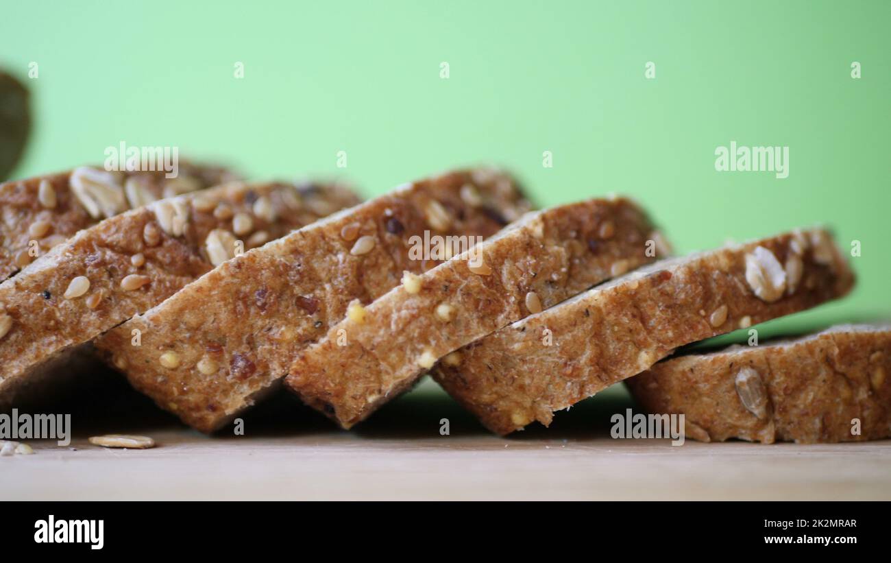 Vollkornbrot Auf Holztisch Schneiden. Stockfoto