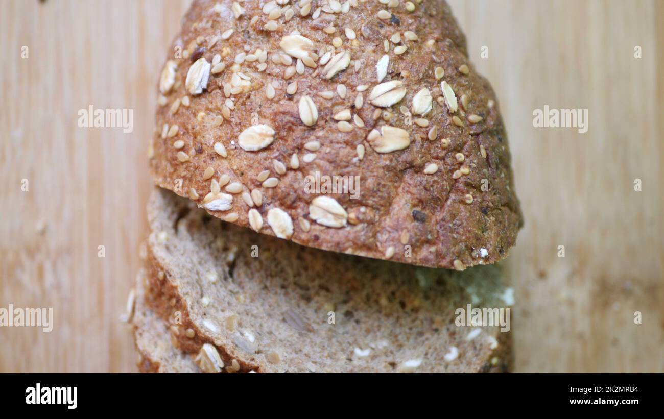 Vollkornbrot Auf Holztisch Schneiden. Stockfoto