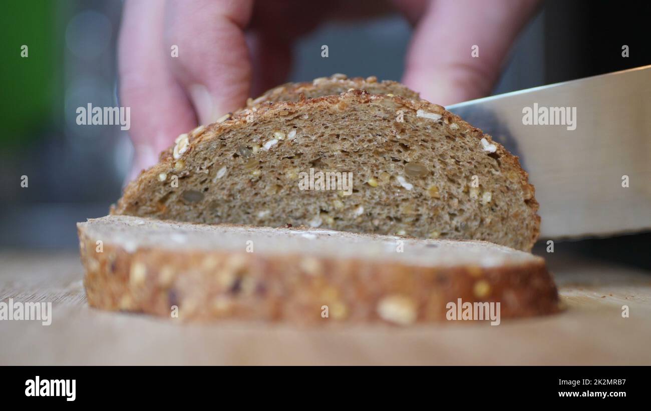 Vollkornbrot Auf Holztisch Schneiden. Stockfoto