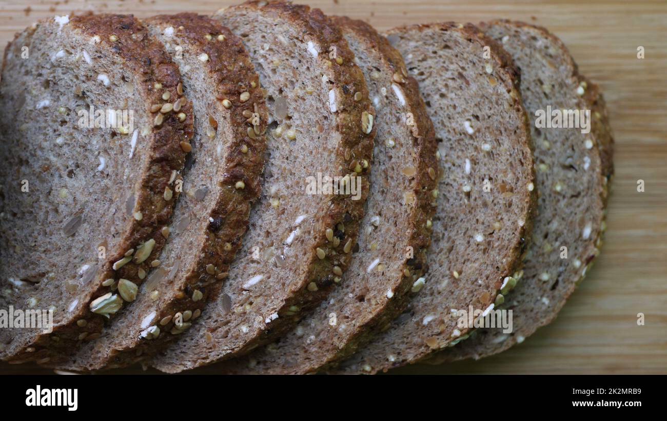 Vollkornbrot Auf Holztisch Schneiden. Stockfoto