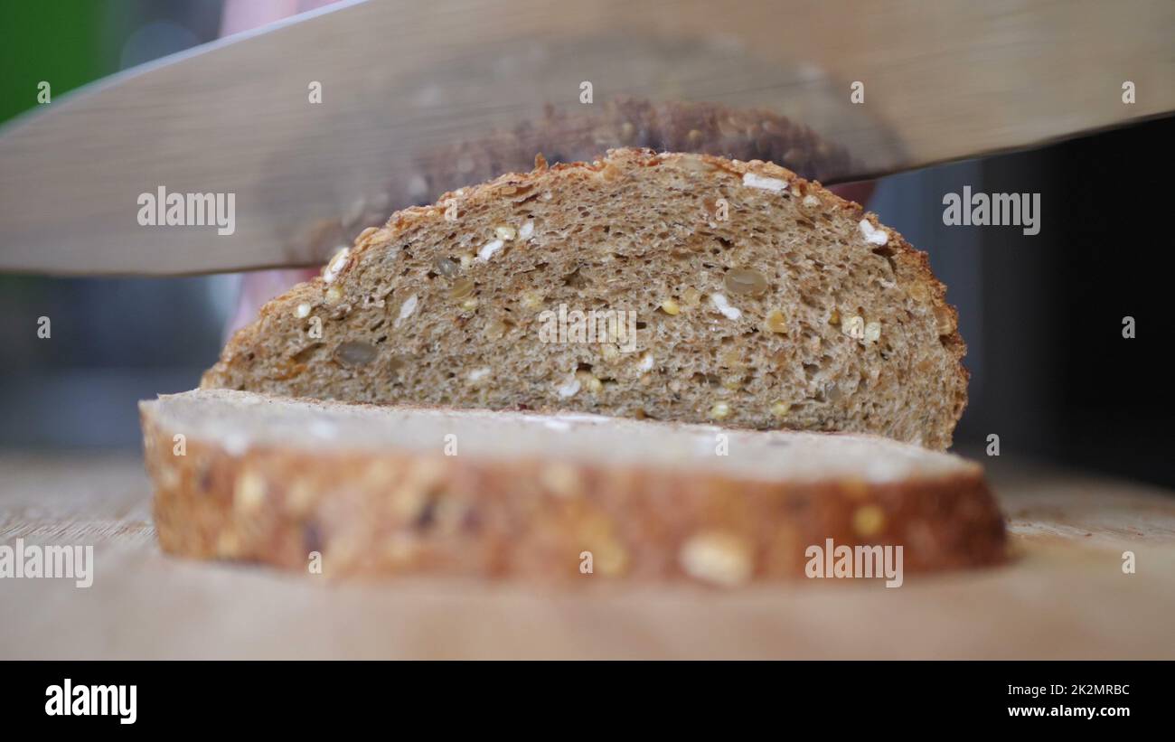 Vollkornbrot Auf Holztisch Schneiden. Stockfoto