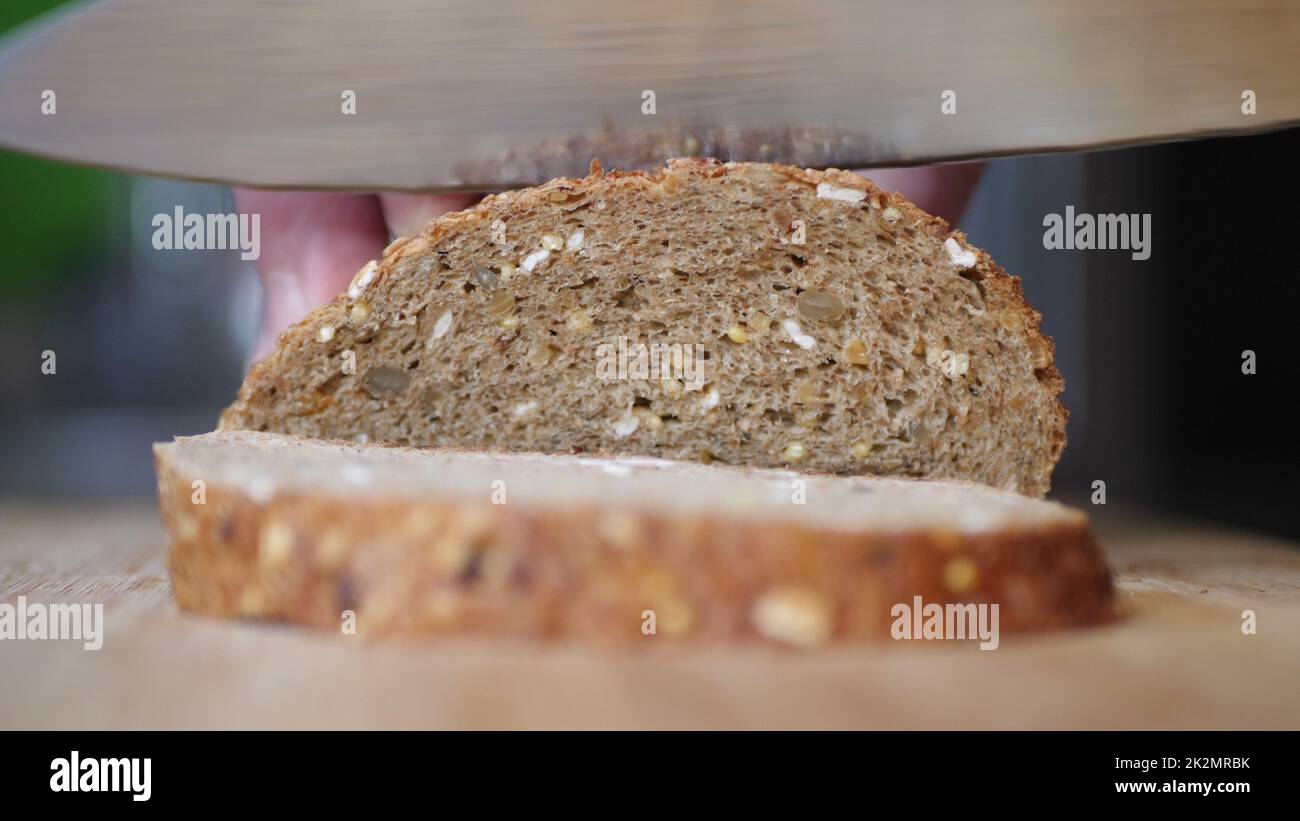 Vollkornbrot Auf Holztisch Schneiden. Stockfoto