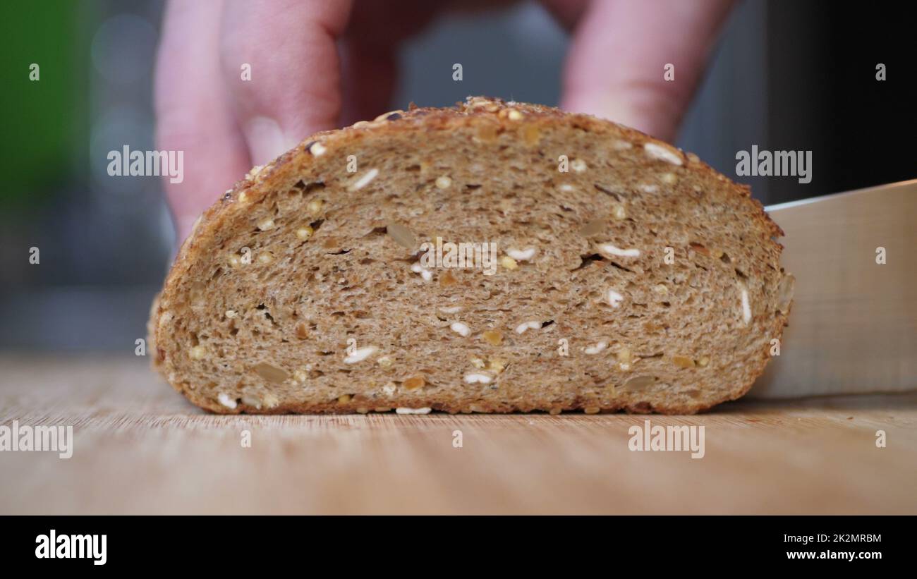 Vollkornbrot Auf Holztisch Schneiden. Stockfoto