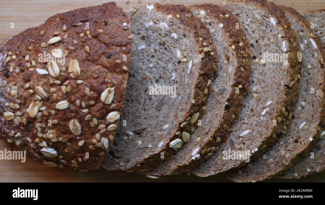 Vollkornbrot Auf Holztisch Schneiden. Stockfoto