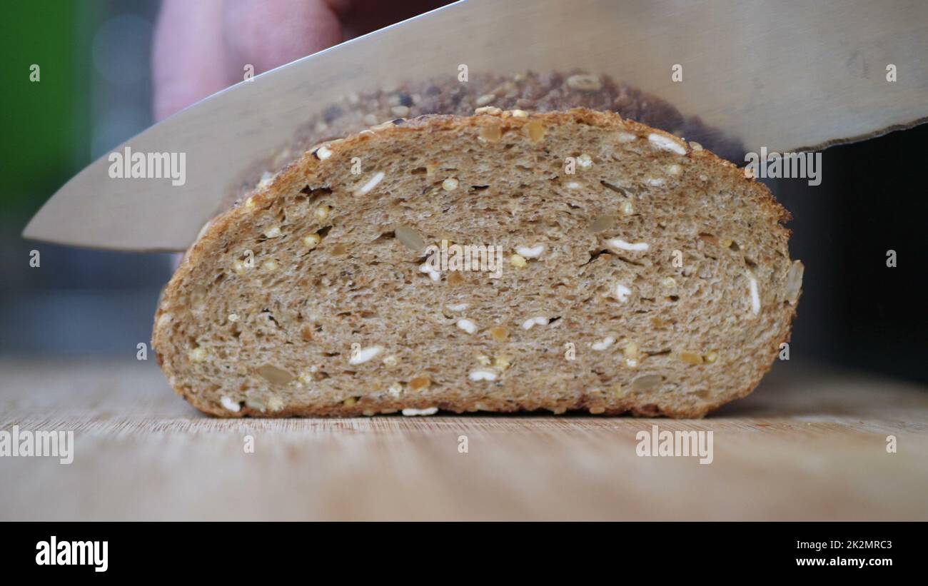 Vollkornbrot Auf Holztisch Schneiden. Stockfoto