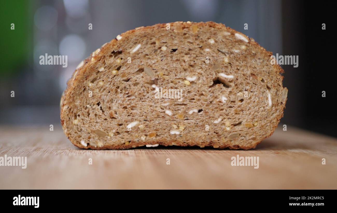 Vollkornbrot Auf Holztisch Schneiden. Stockfoto
