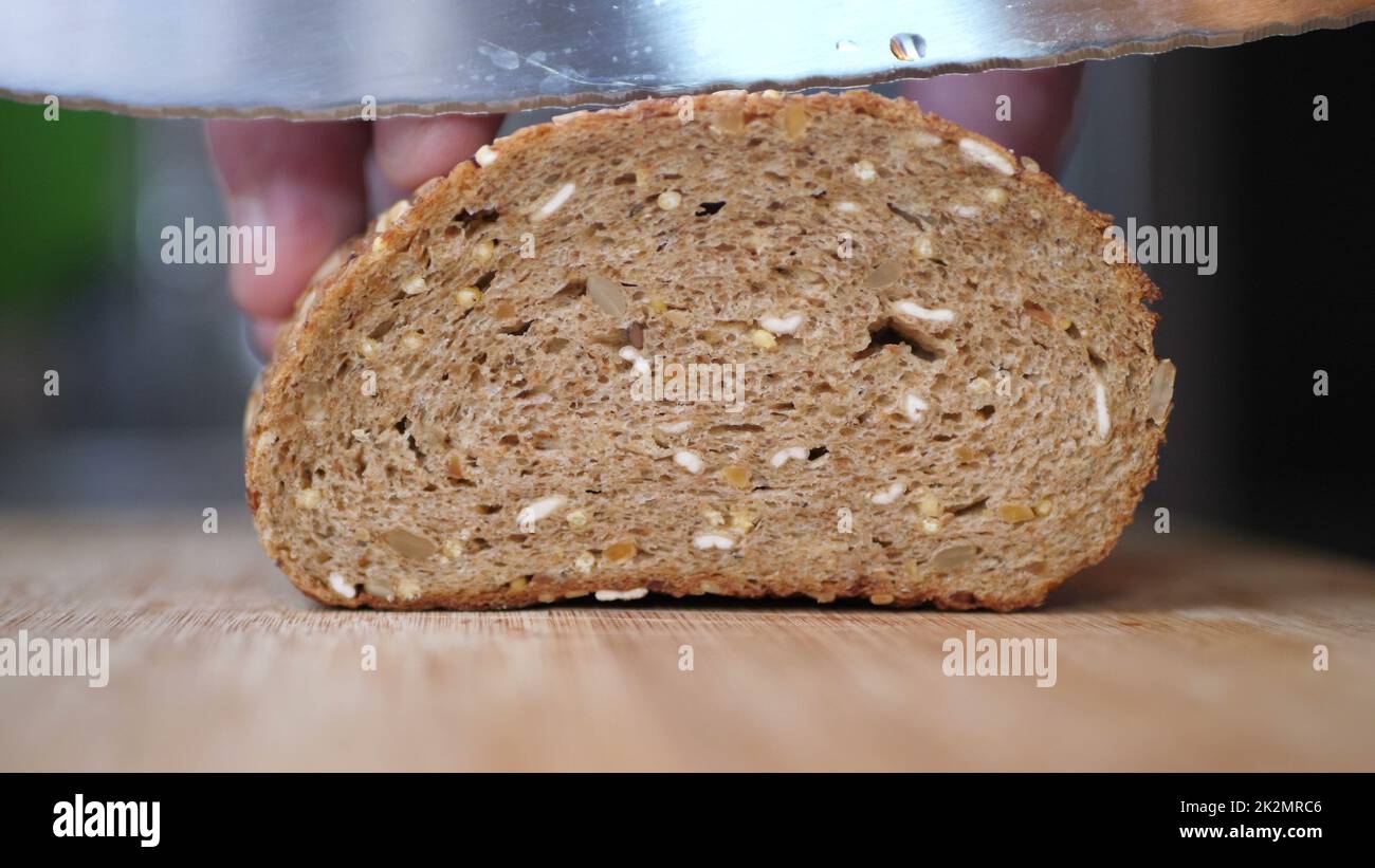 Vollkornbrot Auf Holztisch Schneiden. Stockfoto