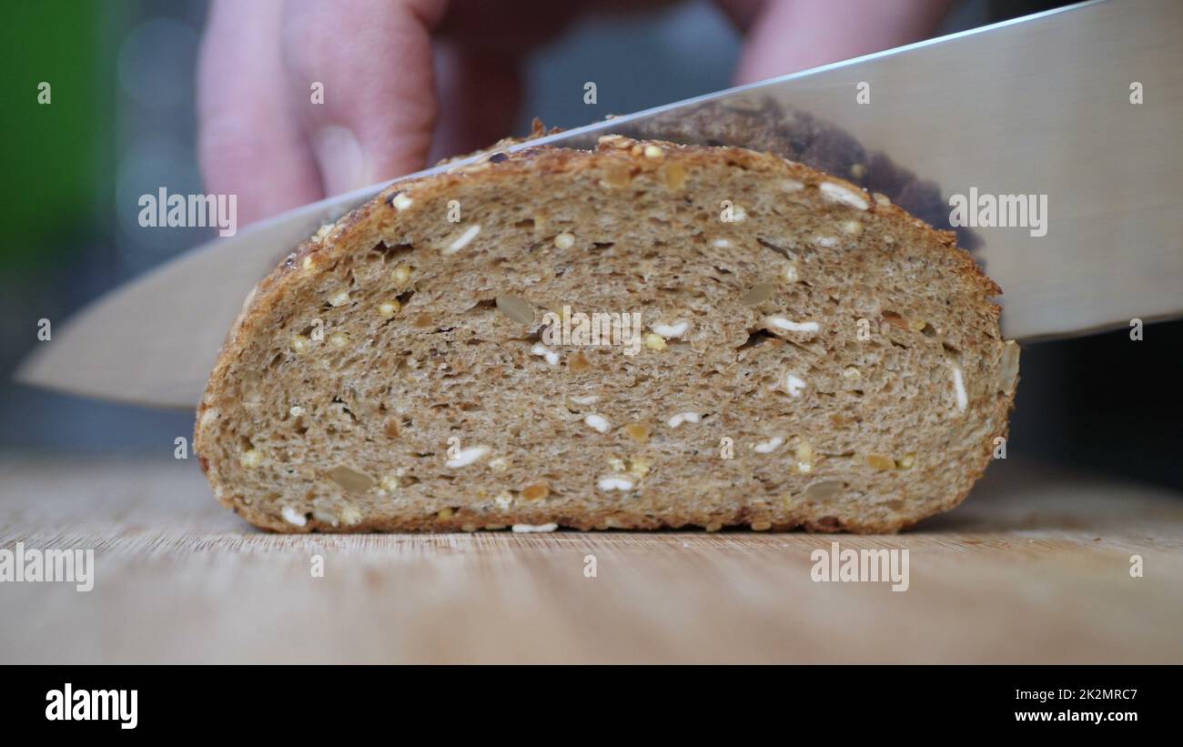 Vollkornbrot Auf Holztisch Schneiden. Stockfoto