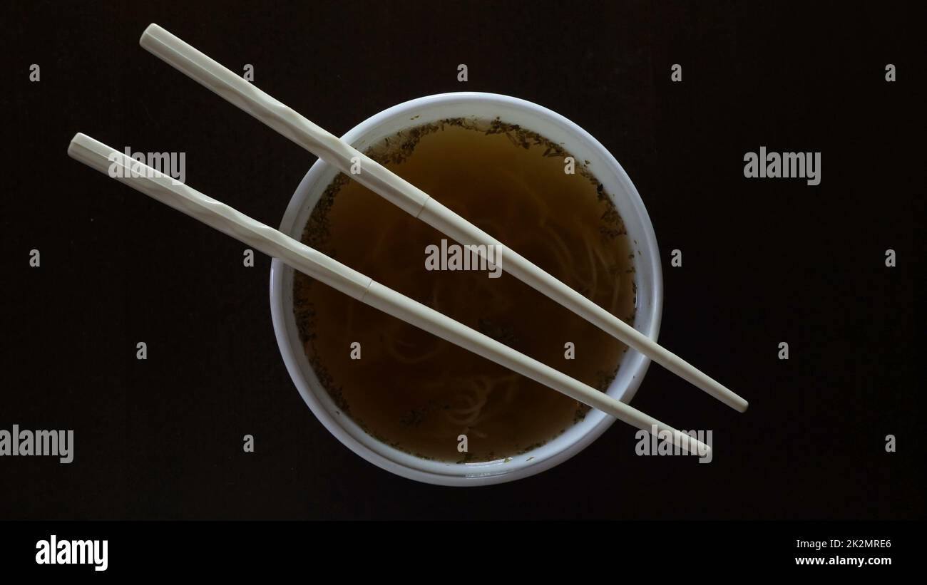 Nahaufnahme von Instant Nudeln gelben Ramen und chinesischen Essstäbchen Stockfoto