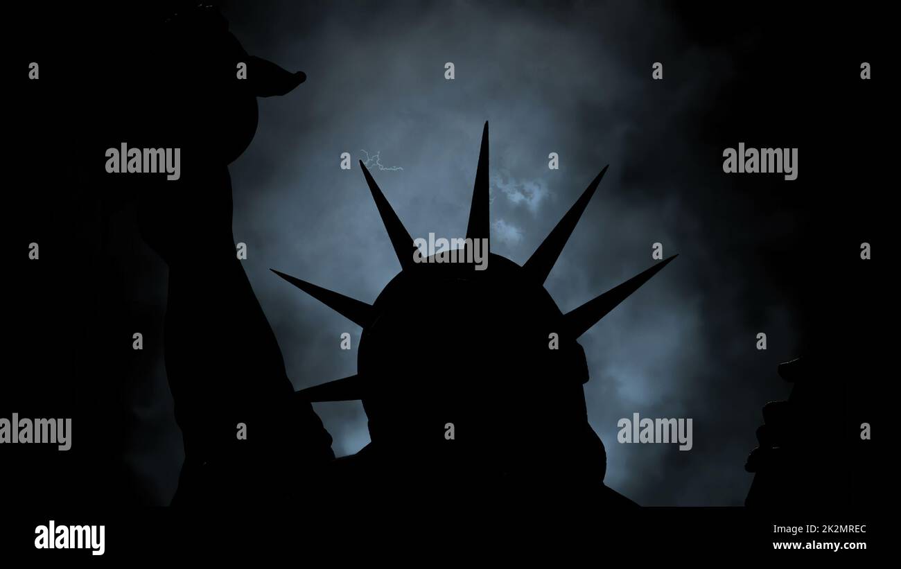 Die Freiheitsstatue Von New York City Gegen Wolken Stockfoto