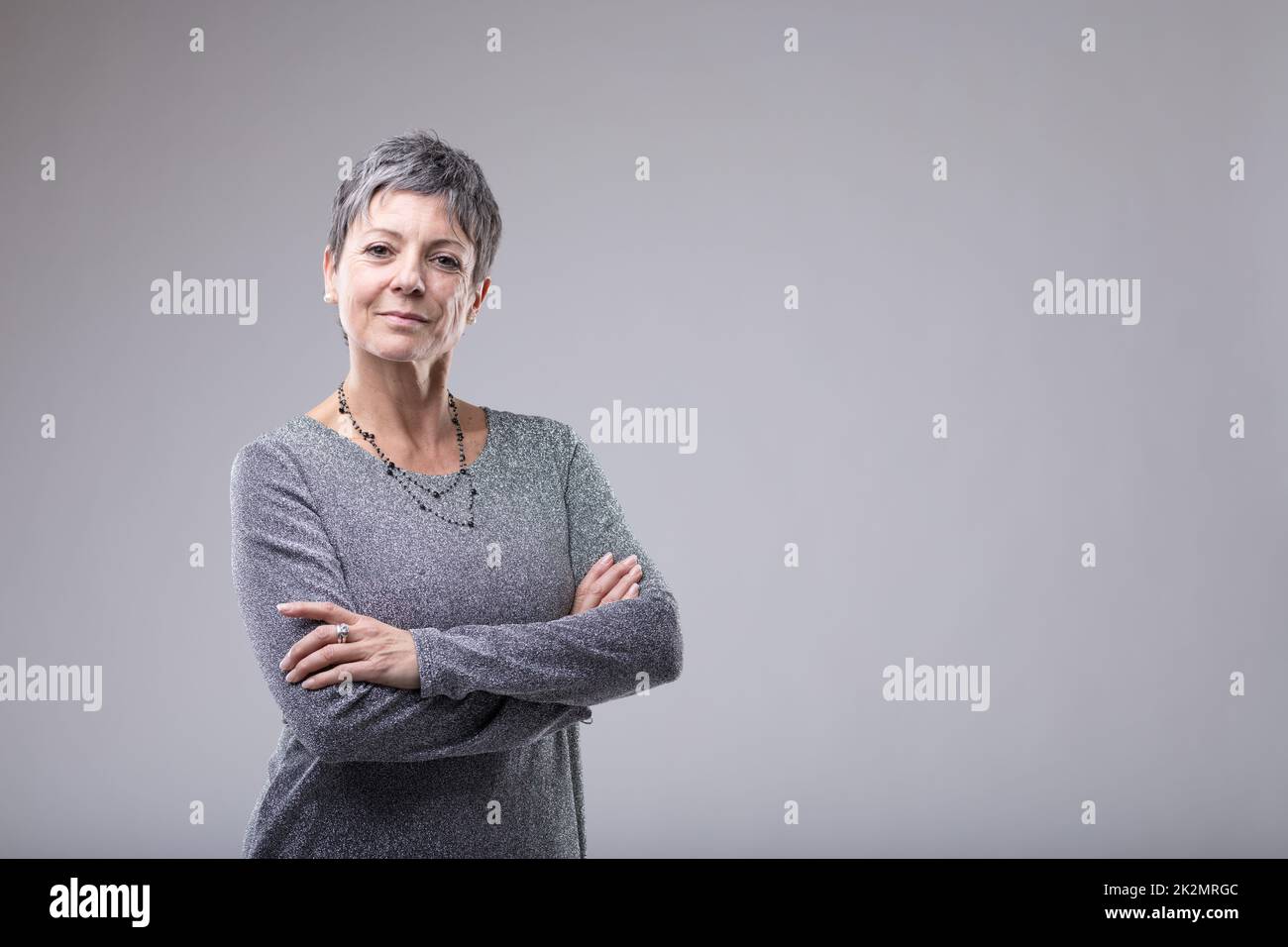 Zuversichtlich Geschäftsfrau mit verschränkten Armen Stockfoto