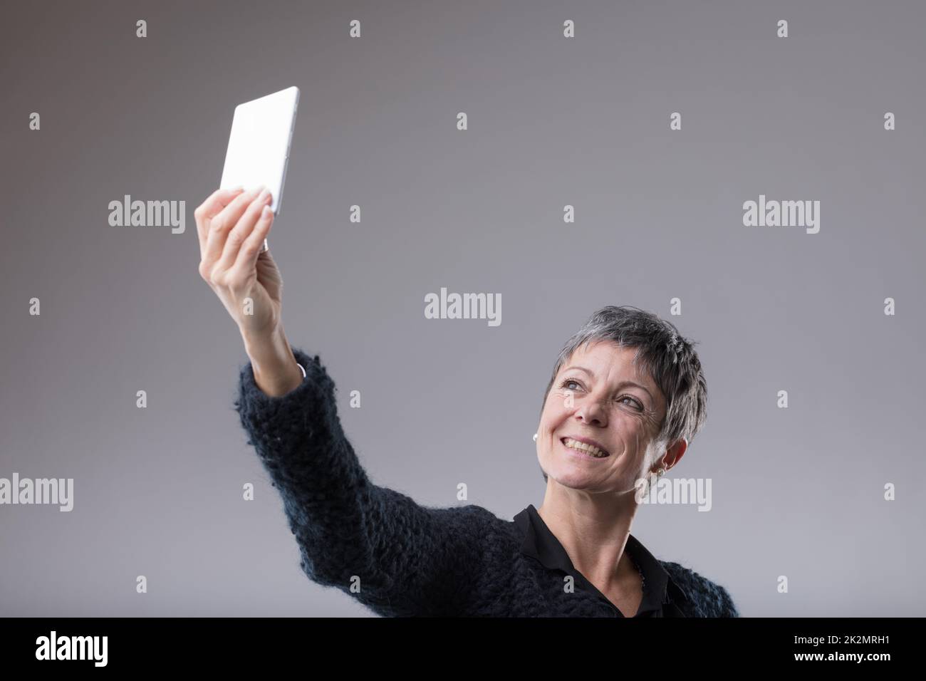 Attraktive Frau mittleren Alters, die ein Selfie macht Stockfoto
