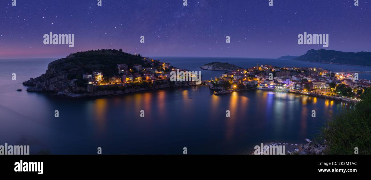 Fantastische Aussicht auf Amasra Stadt bei Nacht. Panoramablick auf Amasra an einem Sommerabend. (Langzeitbelichtung schießen) Bartin Stadt - Türkei Stockfoto