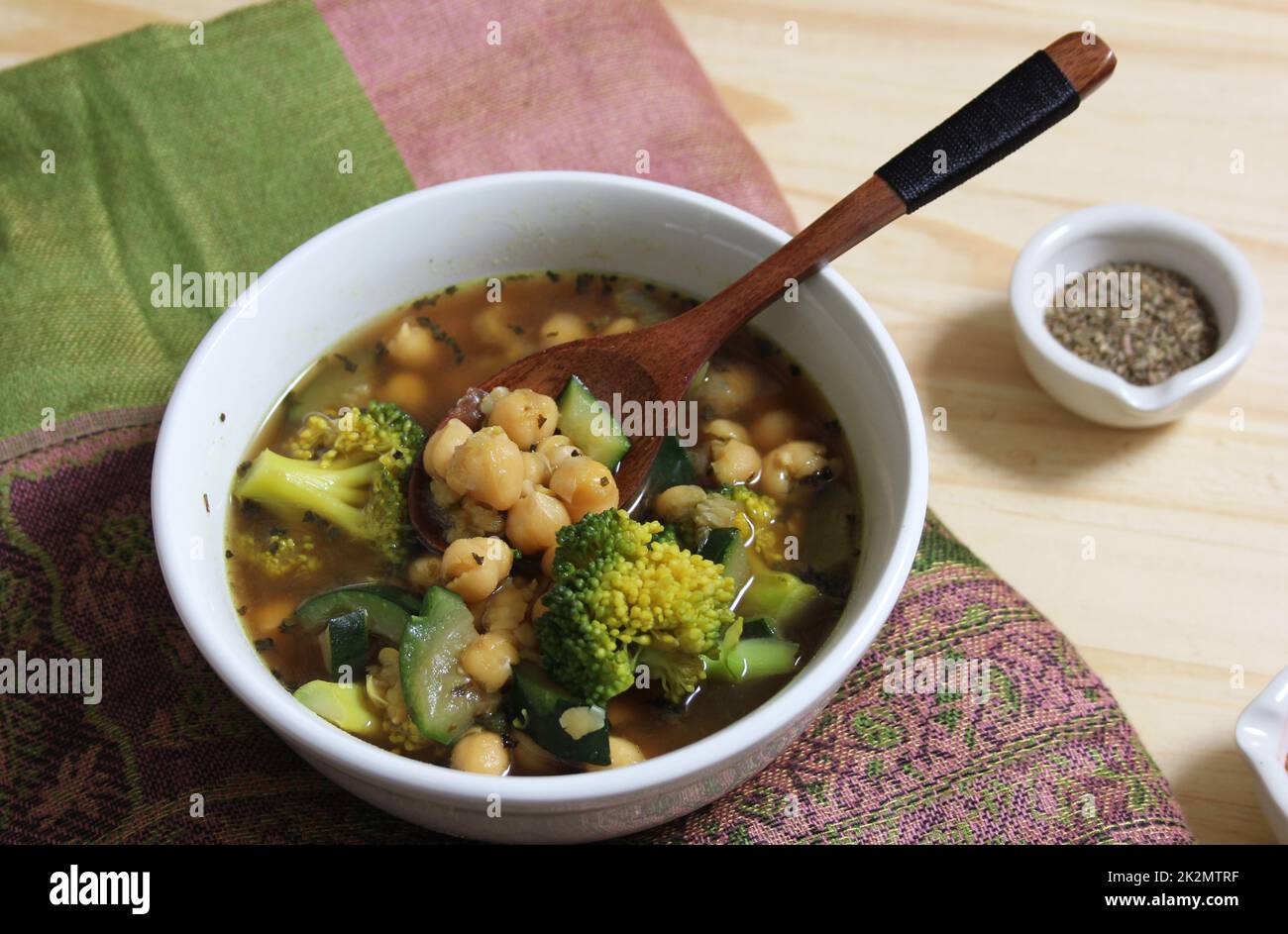 Nahaufnahme der Suppenschüssel mit Garbanzo-Bohnen, Brokkoli und Zucchini Stockfoto