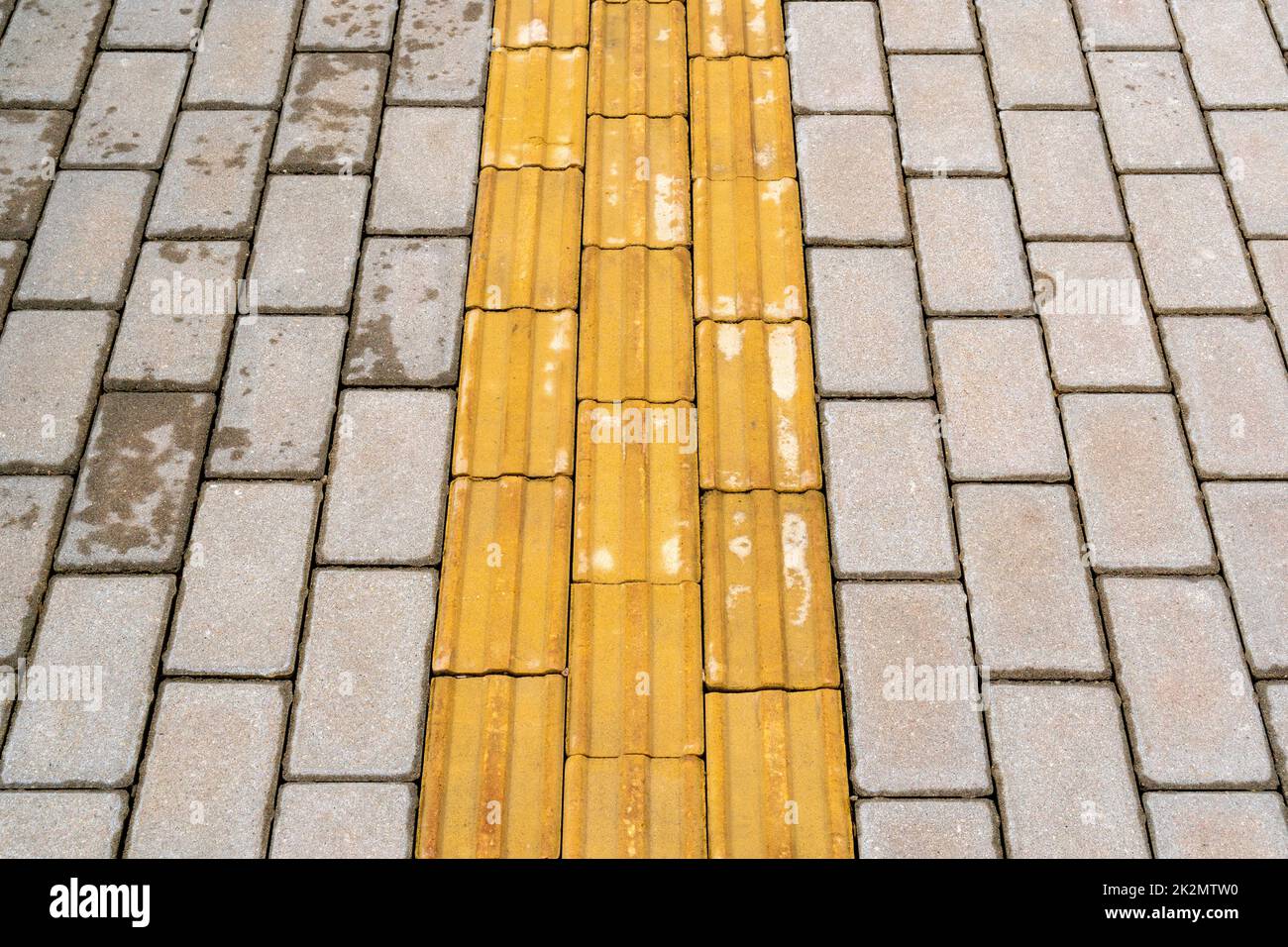 Taktile Pflasterung für blindes Handicap auf Fliesenbahn Stockfoto