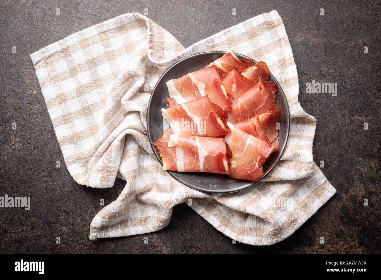 In Scheiben geschnittener schwarzwald-Schinken. Getrockneter Prosciutto-Schinken auf dem Teller. Stockfoto