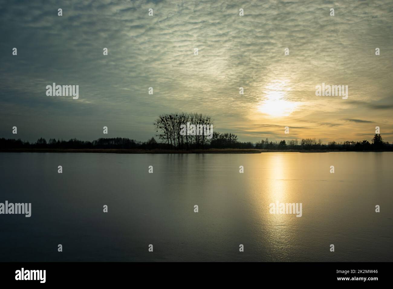 Das Leuchten der Sonne im gefrorenen See Stockfoto