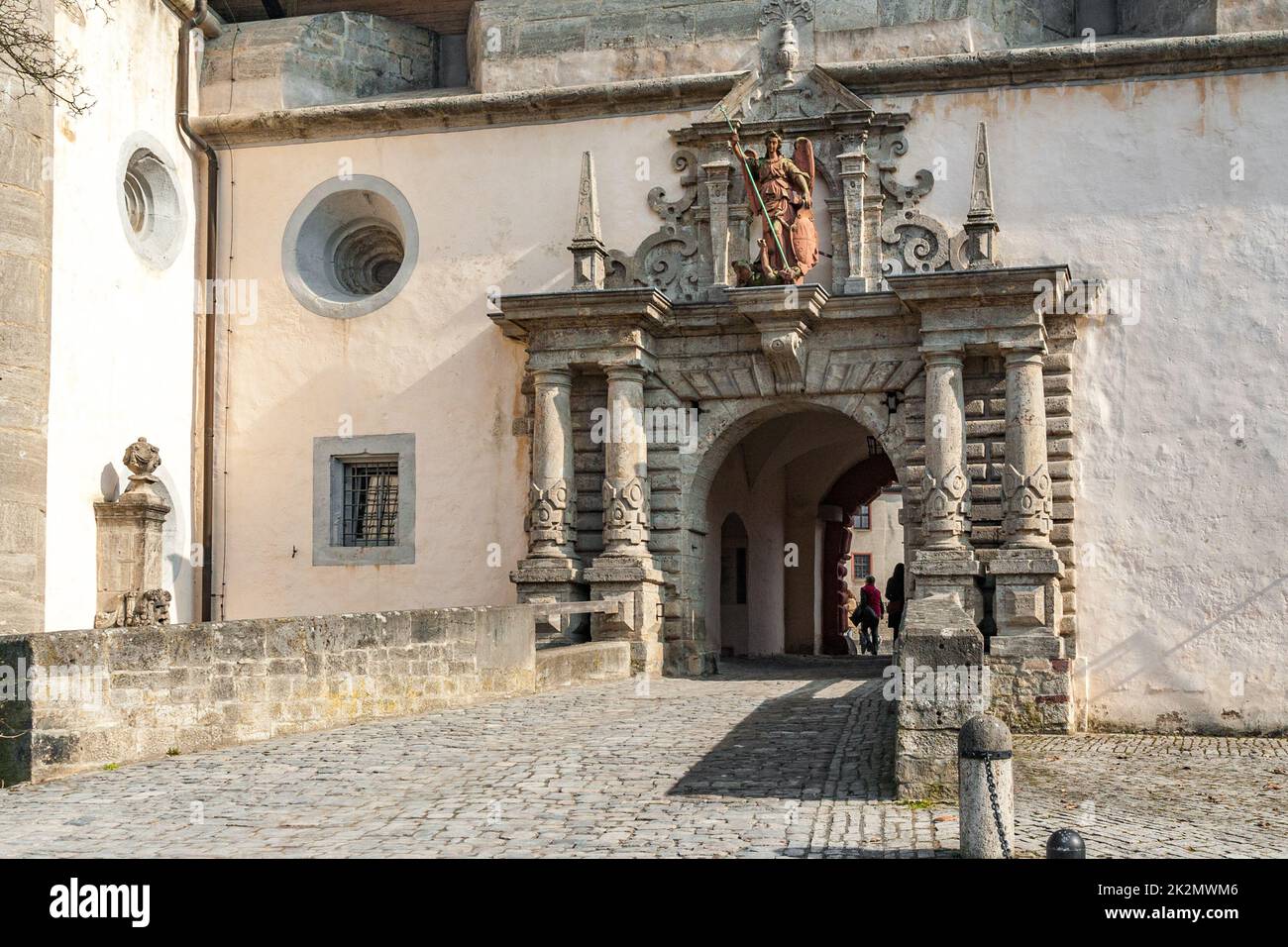 Große Nahaufnahme des 1606 im Renaissancestil erbauten Befestigungstors Echtertor der Festung Marienberg in Würzburg. Über dem... Stockfoto