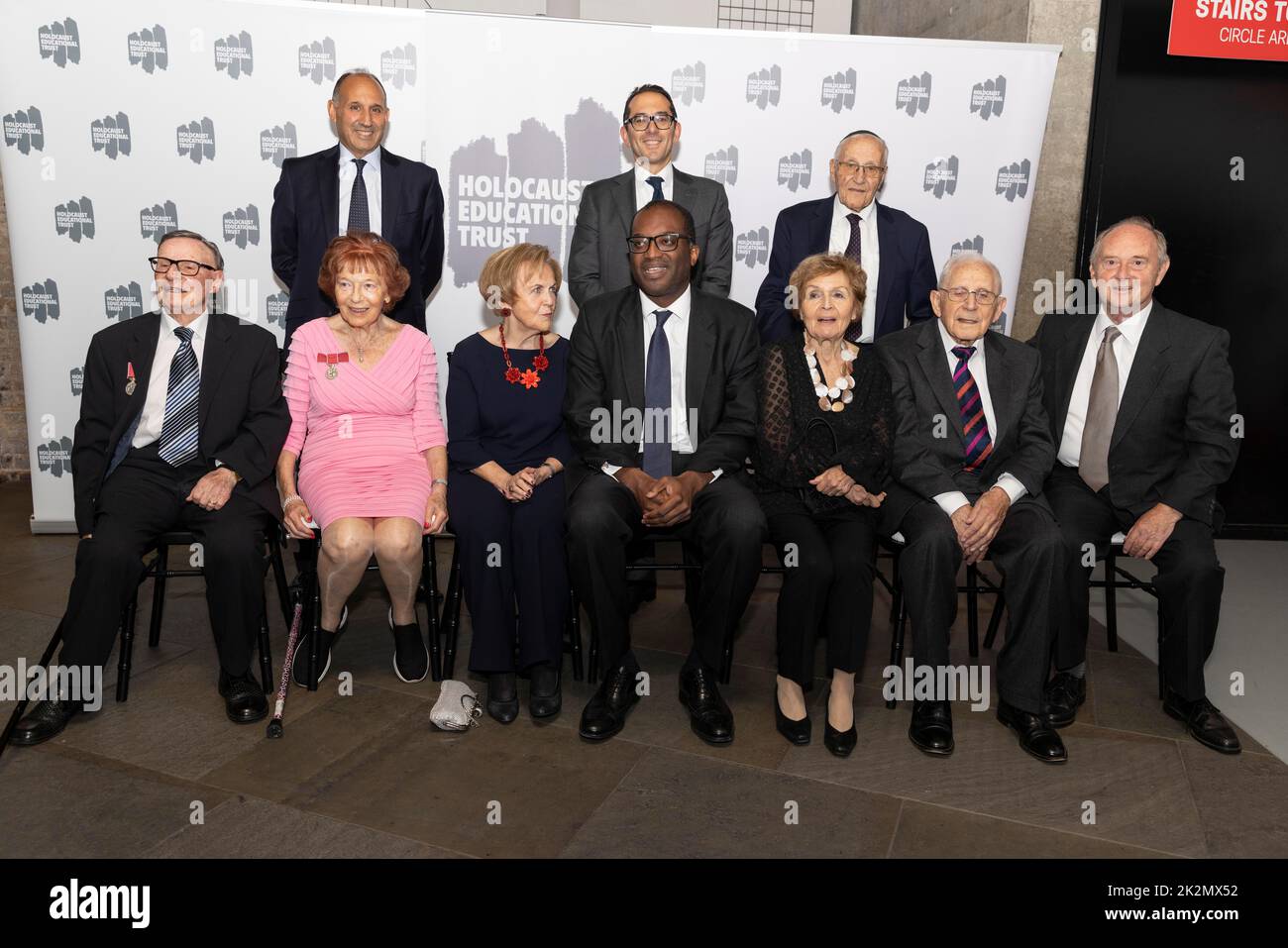 Kwasi Kwarteng, Schatzkanzler mit Holocaust-Überlebenden beim HET-Jahresessen, The Roundhouse. 20.. September 2022 Stockfoto