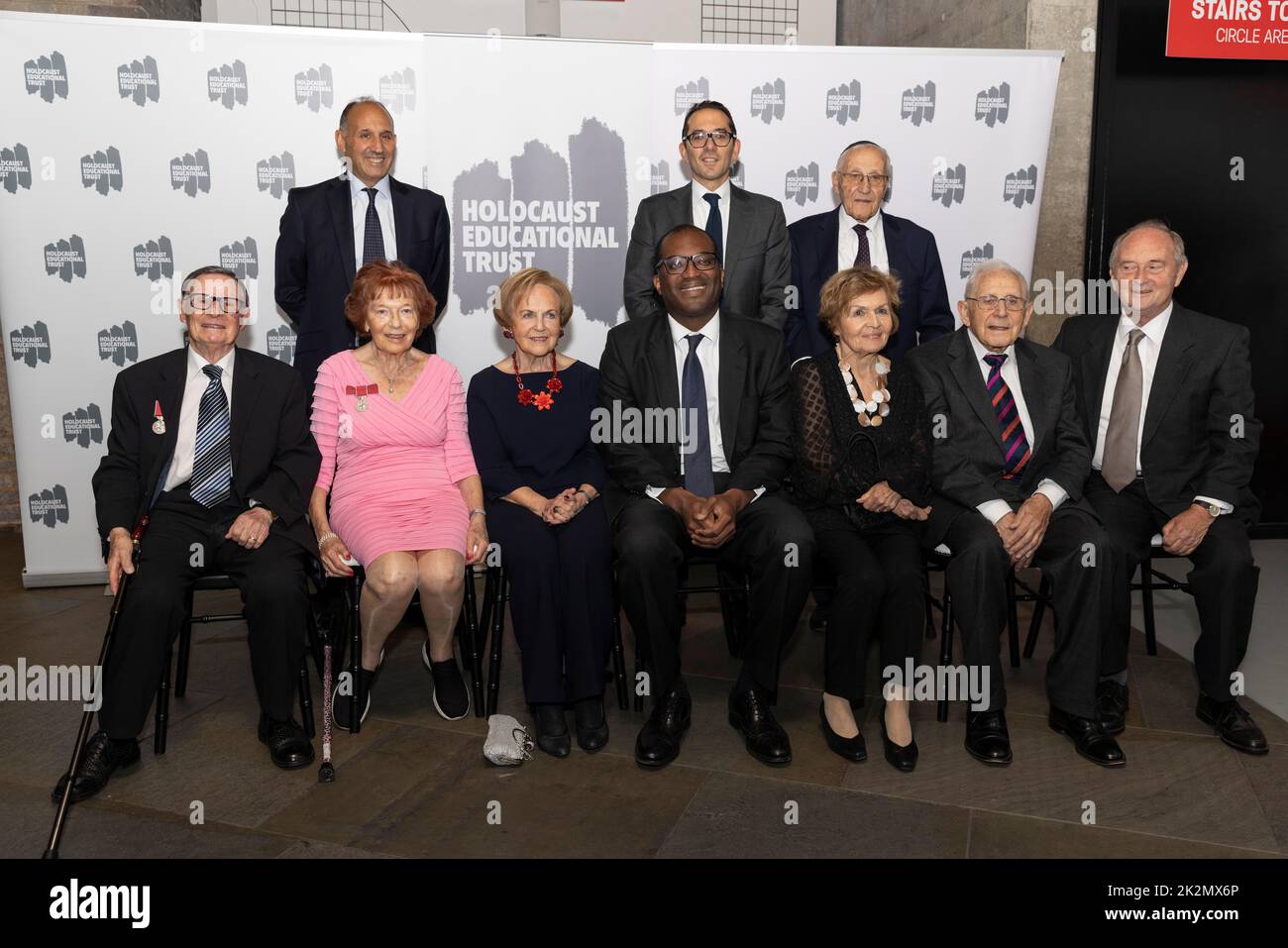 Kwasi Kwarteng, Schatzkanzler mit Holocaust-Überlebenden beim HET-Jahresessen, The Roundhouse. 20.. September 2022 Stockfoto