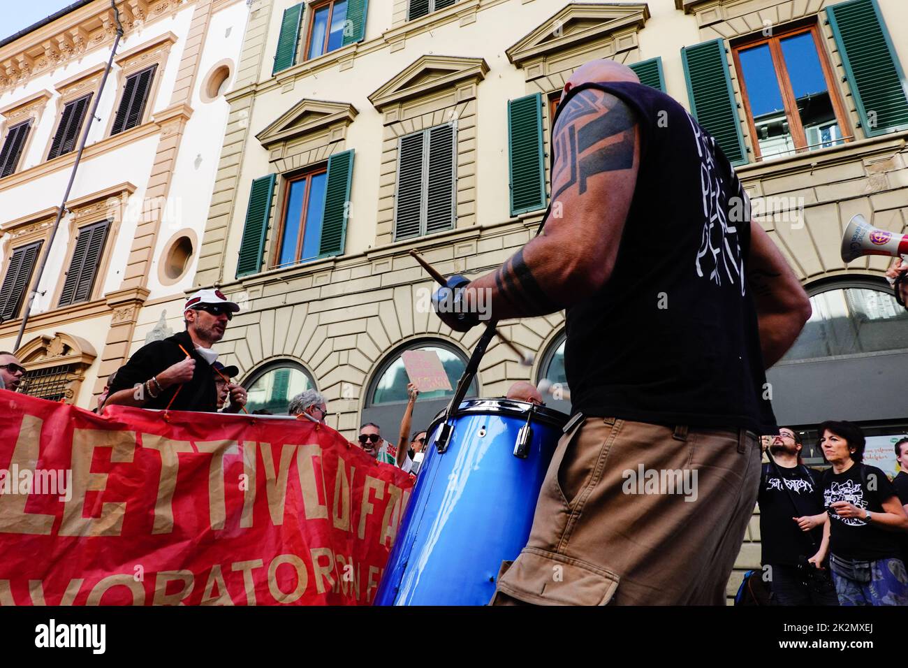 Florenz Italien - 23.. September 2022, Freitags für zukünftigen Streik in Florenz. Junge Menschen und Studenten gehen auf die Straße, um sich gegen den Klimawandel und die kapitalistische Gesellschaft zu manifestieren. Stockfoto