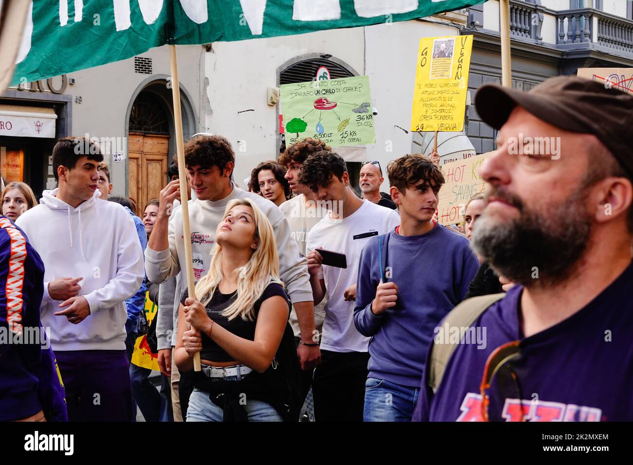 Florenz Italien - 23.. September 2022, Freitags für zukünftigen Streik in Florenz. Junge Menschen und Studenten gehen auf die Straße, um sich gegen den Klimawandel und die kapitalistische Gesellschaft zu manifestieren. Stockfoto