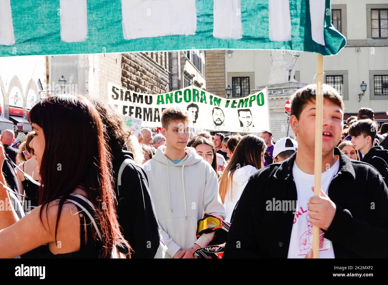 Florenz Italien - 23.. September 2022, Freitags für zukünftigen Streik in Florenz. Junge Menschen und Studenten gehen auf die Straße, um sich gegen den Klimawandel und die kapitalistische Gesellschaft zu manifestieren. Stockfoto