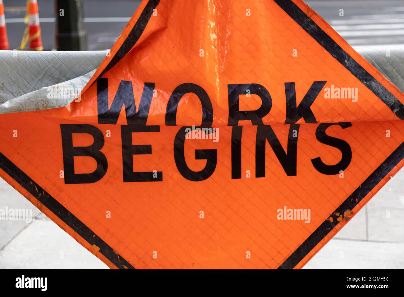 Detroit, Michigan – Ein Bauzeichen warnt davor, dass „die Arbeit beginnt“. Stockfoto